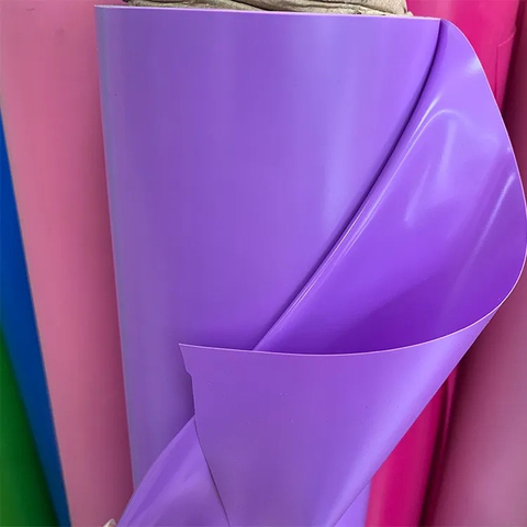 Flexibele paarse PVC-kleurenrol voor bewegwijzering en decoratieve panelen